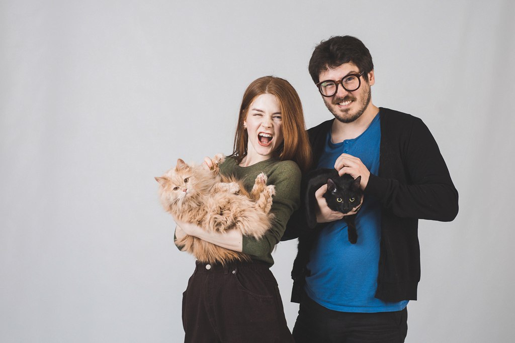 Анастасия и Марат и их кошечки Клаус и Тигран