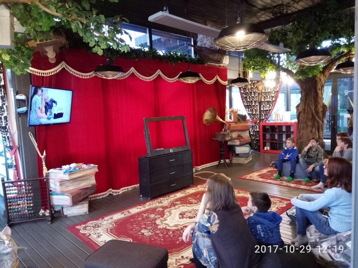 ученики Школы юного зооволонтера на просмотре фильма о приюте